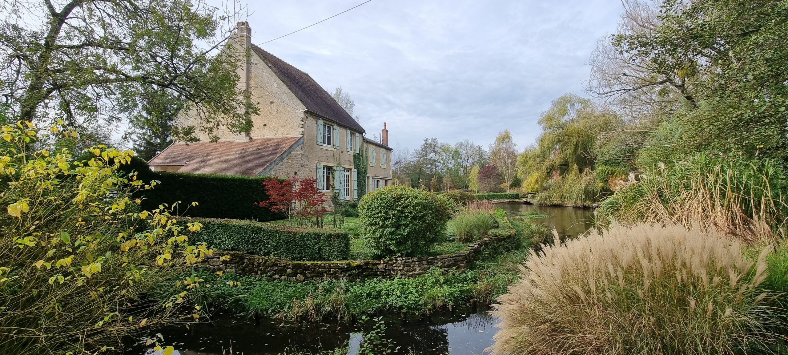 Dans son écrin de verdure, ancien moulin sur plus d’un hectare