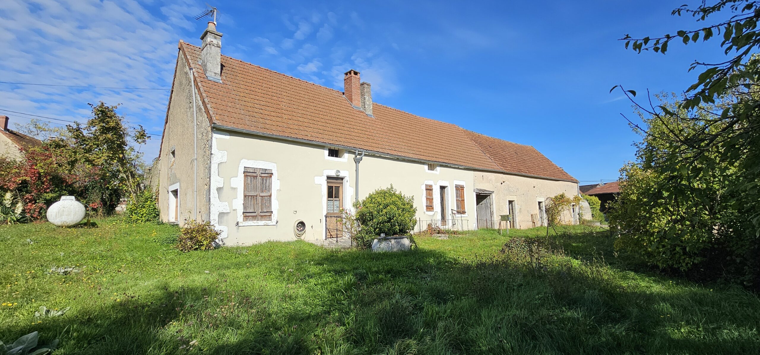 Fermette avec beau potentiel, dépendances et terrain